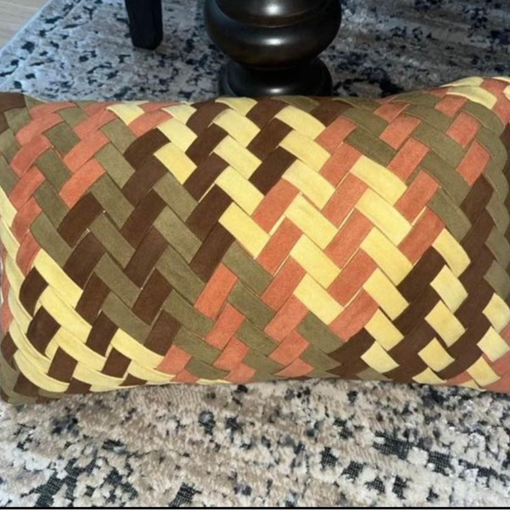 Textured woven accent pillow, like new!